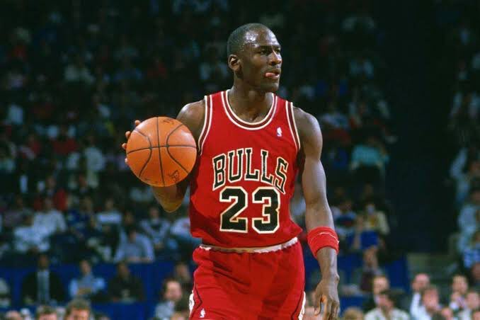 Michael Jordan: “Kazanmak için, kaybetmek gerekir. Başarılı olmak için, başarısız bir şeylerinin olması gerekir. Mutlu olmak için, hayal kırıklığını yaşamış olman gerekir.”