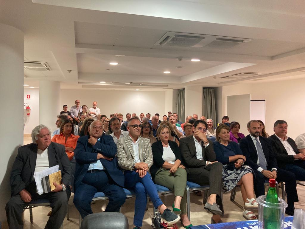 UdcIta's tweet photo. ๐ขโช๐ด LโUdc serra le fila per il centrodestra molisano. Questa sera @L_Cesa e @grotondi insieme ai candidati della lista Udc hanno incontrato amici e simpatizzanti. Forza Molise, forza UDC! ๐๐ช๐ฎ๐น
#IoCentro #Molise #Udc #RobertiPresidente #RegionaliMolise https://t.co/2Ixh6b2Bsy