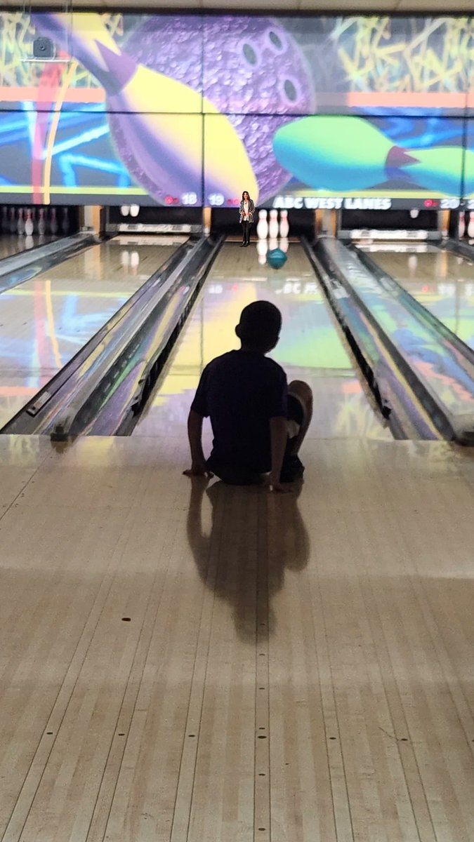 KRich312's tweet image. Oh @AlaneAdamsBooks sure was causing problems today. First we were feeding Patster, our friends hamster, and found her trying to steal some nuts. The. We went to the bowling alley and the kid almost bowled her over. Behave yourself #flatalane #adventureswithalane