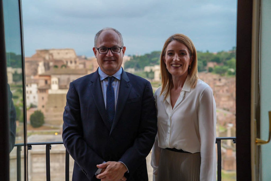 EP_President's tweet photo. Grazie al sindaco di Roma @gualtierieurope per avermi accolta in Campidoglio e per il sostegno alla nostra campagna #GeneratorsofHope. Continuiamo ad aiutare insieme i nostri amici ucraini.

🇪🇺🇮🇹 https://t.co/5YhxCzO3Tk