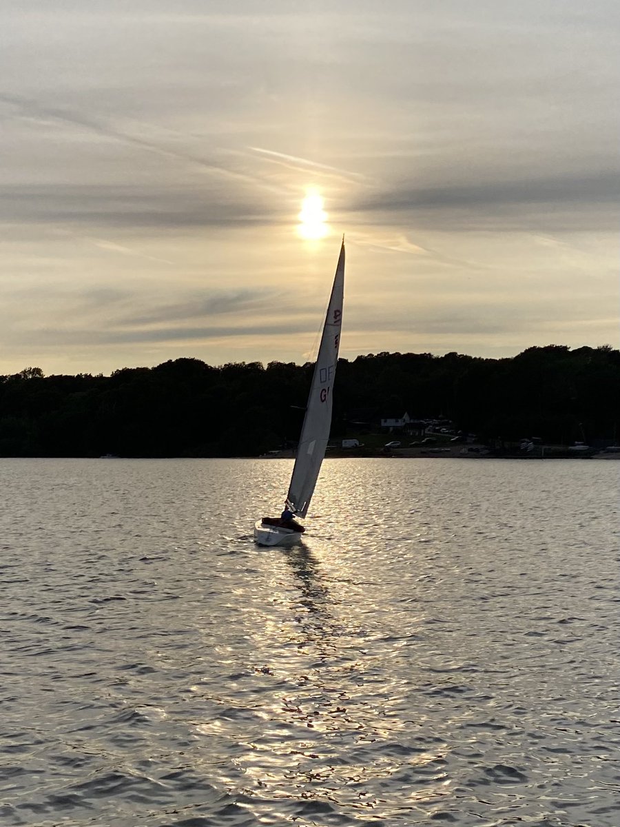 MarinersOfBewl's tweet photo. This was a first for us, a sunset sail on the longest day of the year, enjoyed by many of our members, sailing in three of our fleet and four members own boats. Thank you to the rangers @bewlwater for hosting this event and looking after us out on the water until 9.30pm 🌅 https://t.co/VfeysrAnOJ