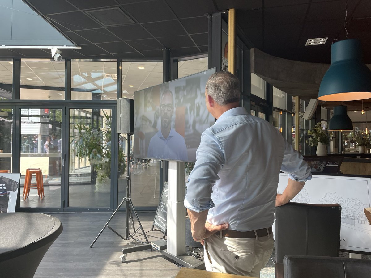 Vanmiddag warm afscheid van Rinse Bleeker, algemeen directeur van <a href="/SportstadHveen/">Sportstad Heerenveen</a> Rinse gaat naar <a href="/FC_Emmen/">FC Emmen</a> de club van <a href="/evoosterhout/">Eric van Oosterhout</a>