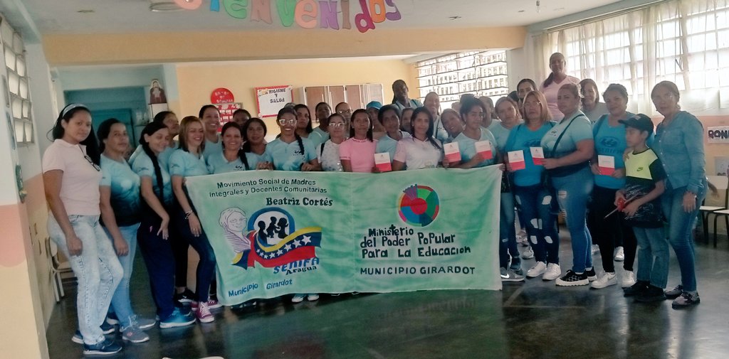 SenifaG's tweet photo. Madres y Docentes Comunitarias #SENIFA Municipio Girardot acompañadas de la Profa. Nelsa Hernández de INAMUJER #Aragua iniciaron la conformación de los Comités Feministas @NicolasMaduro @delcyrodriguezv @_LaAvanzadora @gtorodelara @PiedadQuintana1 @PrensaSenifa @Soykarinacarpio https://t.co/N56TmWfOoB
