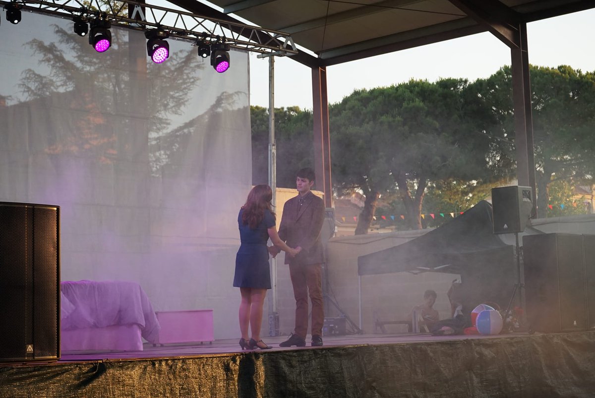 Unos 300 niños y mayores disfrutan con los personajes del musical 'El origen del hielo. Tributo a Frozen'.