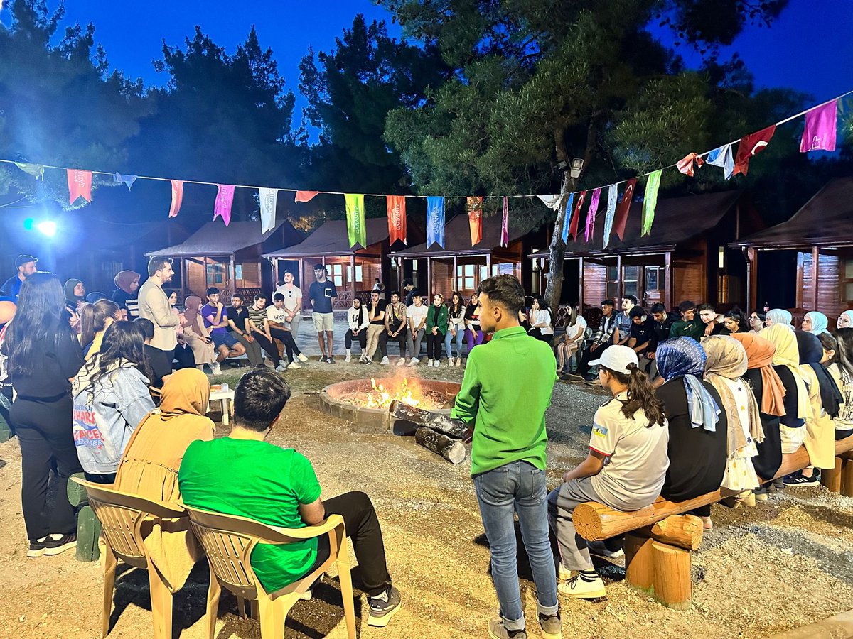 avmustafadurmus's tweet photo. Vatanına milletine aşık bu gençliğin enerjisi daima diri!🔥

ÜniAK birimimiz ile gerçekleştirdiğimiz kamp programımız;
📌Sohbet, 📝Bilgi yarışmaları, Mangal ve ⚽️çeşitli faaliyetler ve ile dolu dolu🚀

Sağladıkları imkânlar için GBB Başkanımız Sn. @fatmasahin’e teşekkür ediyorum. https://t.co/W13lciTX4x