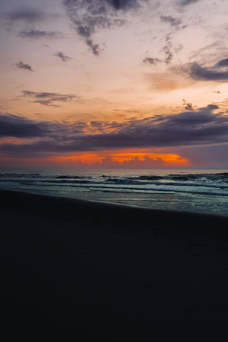 laebarclay's tweet photo. A couple sunrise photos from this morning in the Outer Banks using my killer combo @SonyAlpha A7III + my go to SD card @lexarmemory 📸🧑🏻‍💻 https://t.co/xiIGOdvjmY