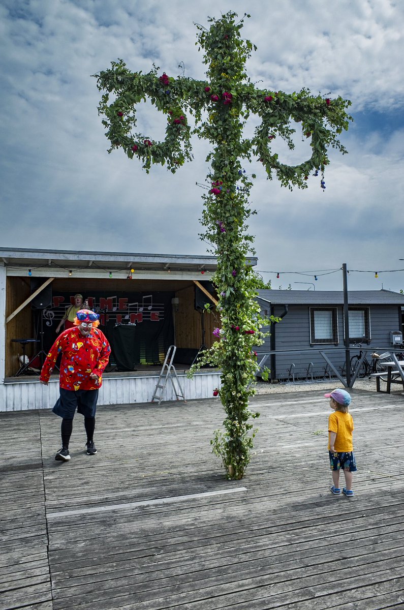 Happy #midsommar to you <a href="/AriAster/">Ari Aster</a>. But shame on you. There’s nothing weird or scary about Swedish midsummer celebrations. Nothing at all. 😋