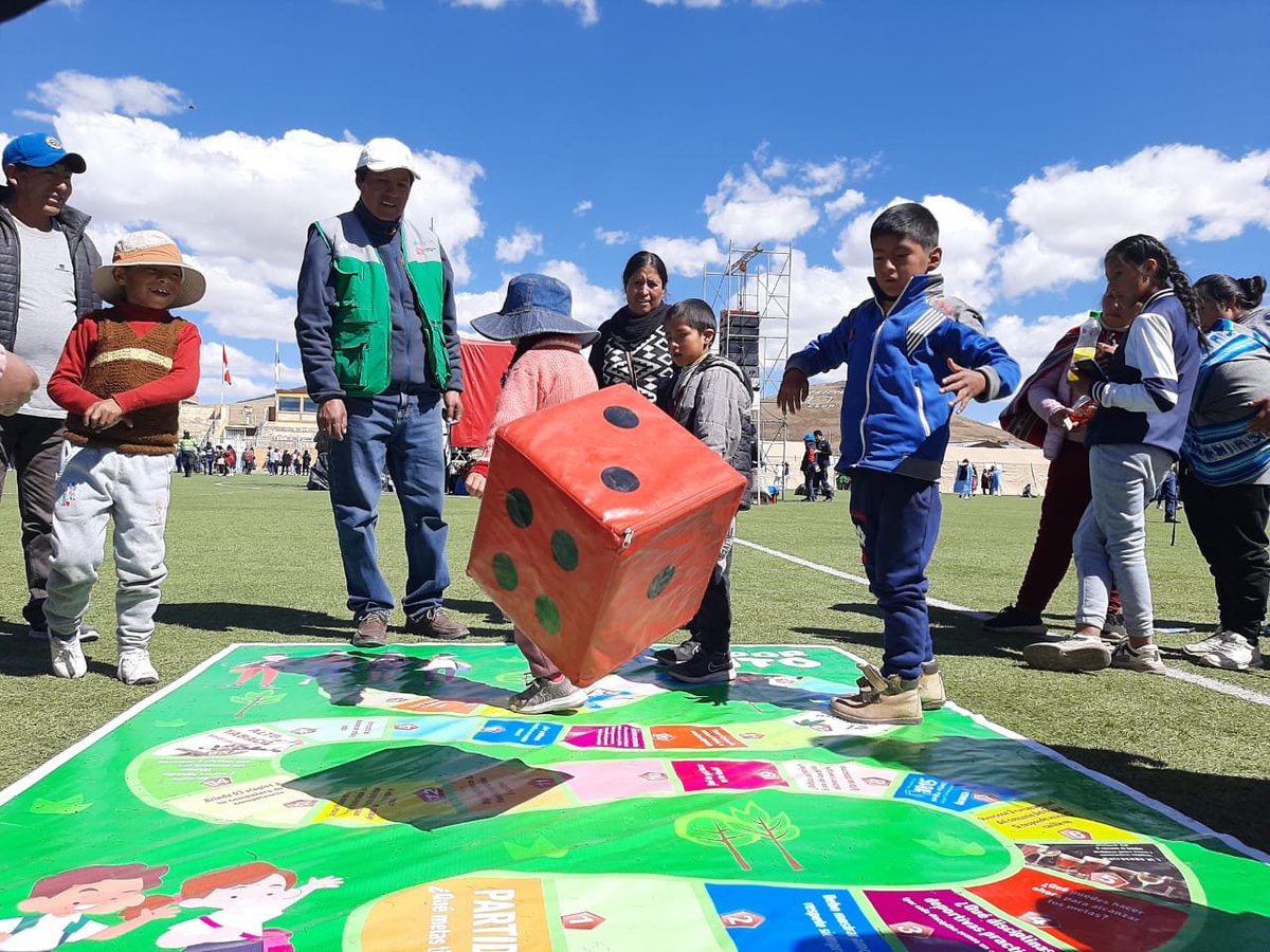 DEVIDAPERU's tweet photo. #Puno | Más de 400 personas recibieron información sobre las consecuencias del consumo de drogas, los riesgos del trafico ilícito y los beneficios del desarrollo alternativo y sostenible, en la Campaña Cívica Multisectorial realizada en Macusani, provincia de Carabaya. https://t.co/mgPPyntVlv