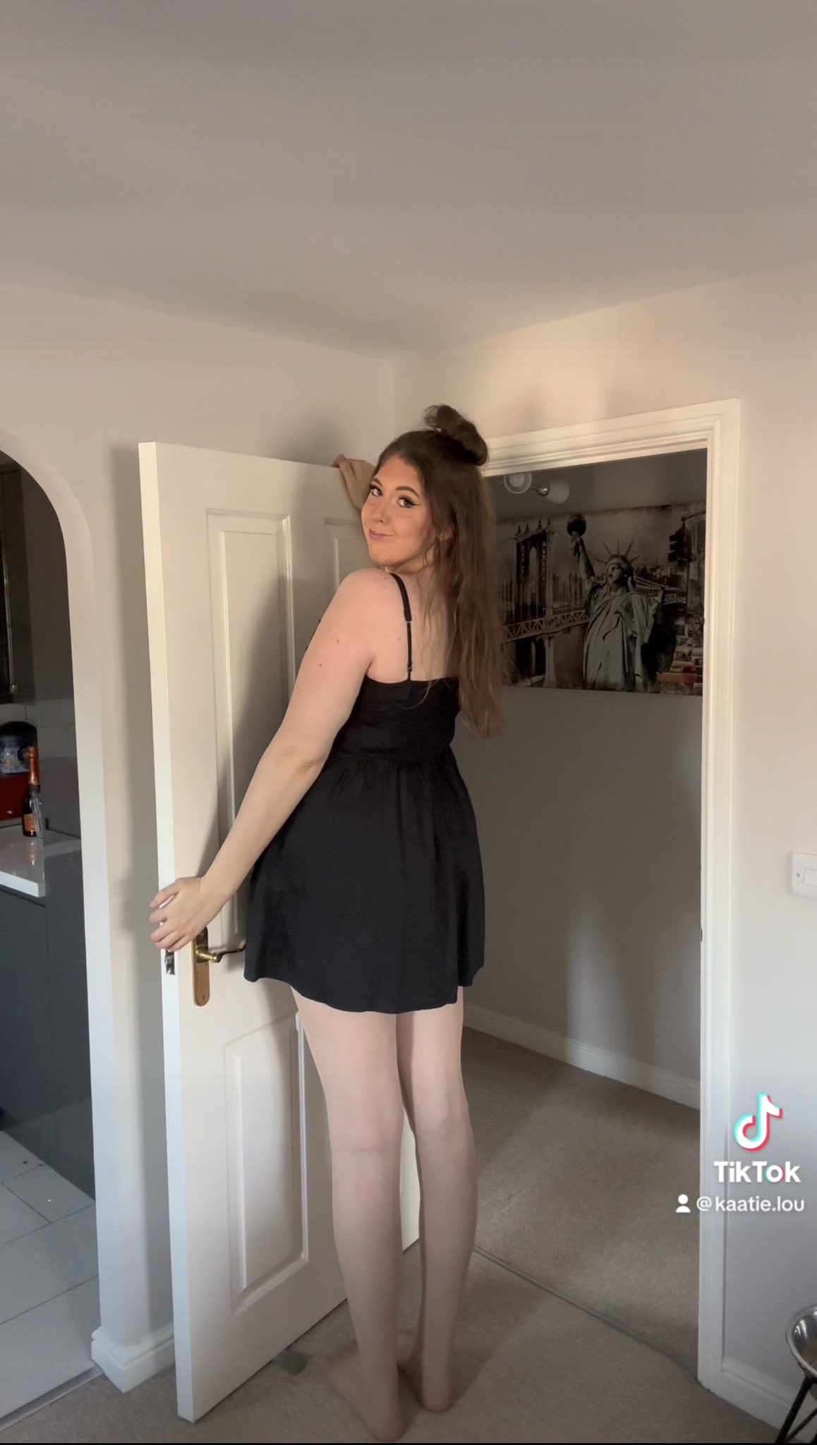 Katie в X: „How tall is too tall? #tall #tallwoman #tallwomen #giant  #tallgirl #tallgirls #longlegs #nylon #nylonlegs #nylonfeet #girlsover6ft  #talltwitter #tallbunnyy t.cosxph7fSsS4“  X