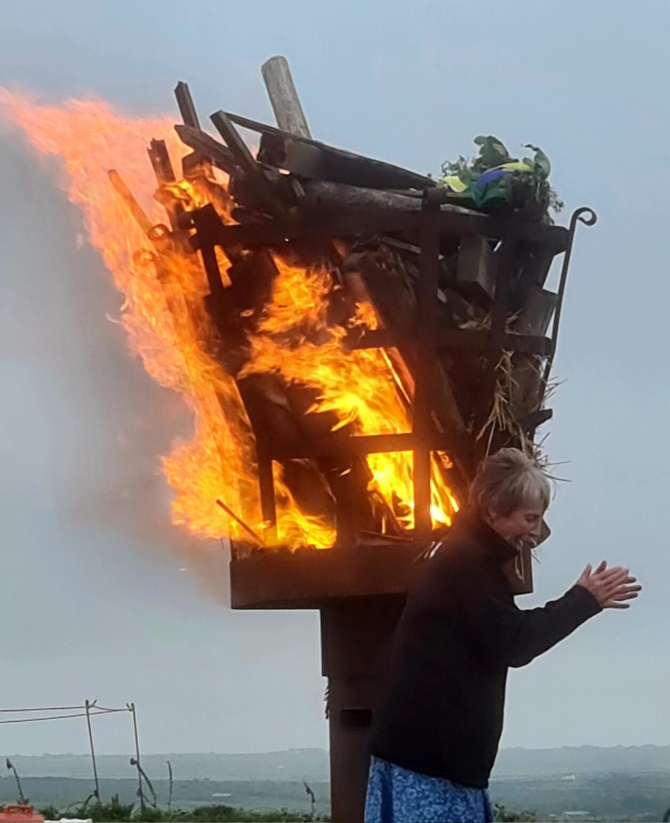 #TansysGolowan #ChapelCarnBrea
This evening.
#MidsummerEve
#StJohnsEve