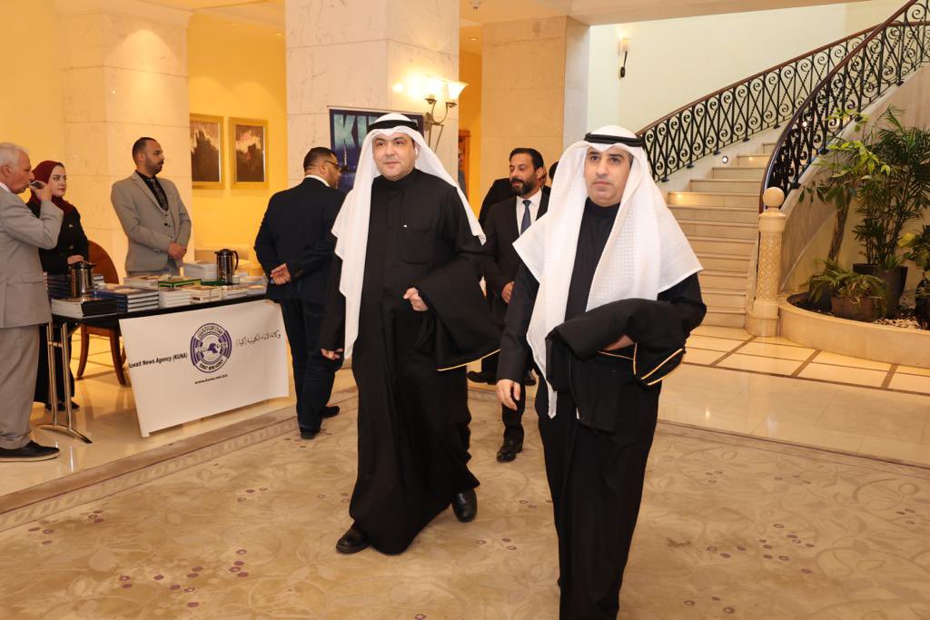 .
أجمل عطايا الوقت فالدنيا صديق 
إذا ذكرتــه تلحقه كلمة كفو ..
.
يفرح إذا تفرح وإذا ضايق يضيق 
وفي وقفته يغنيك عن ميّة أخو ..
.