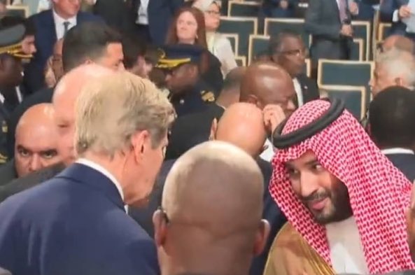 bandaralallmae's tweet photo. في محجرِ العينِ ما يُغني عن الخطبِ
         وفي المواقـــفِ وجهُ الحـزمِ لم يَغِبِ

هذا ابنُ سلمــانَ والأيـــامُ شاهـــدةٌ
          على ال��زائــمِ ترمي الغـــدرَ بالشهبِ 
 #ولي_العهد https://t.co/re7P37Sv18
