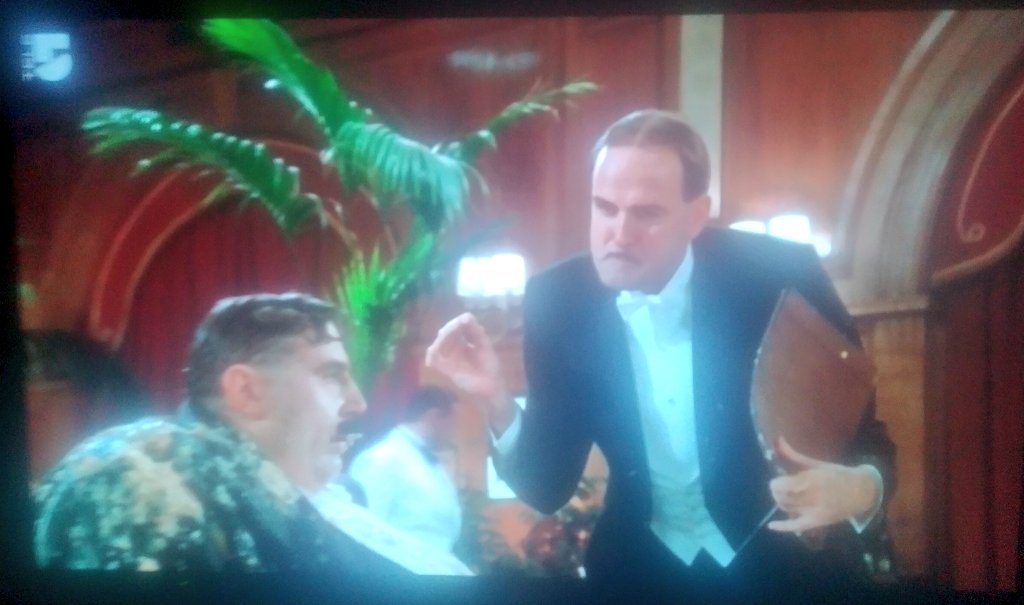 moxi06's tweet image. #KulFaZ #MonthyPython #DerSinndesLebens Nur noch dieses eine Pfefferminz Schokolädle das ist auch hauchfein ....Also gut....