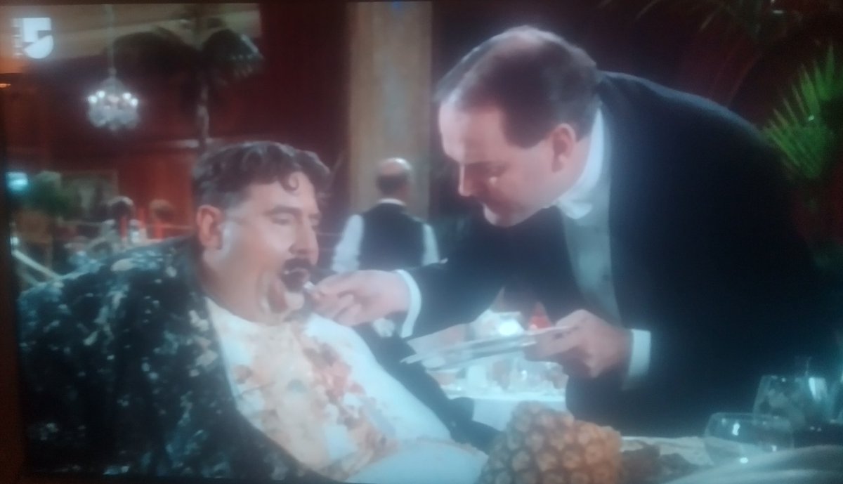 moxi06's tweet image. #KulFaZ #MonthyPython #DerSinndesLebens Nur noch dieses eine Pfefferminz Schokolädle das ist auch hauchfein ....Also gut....