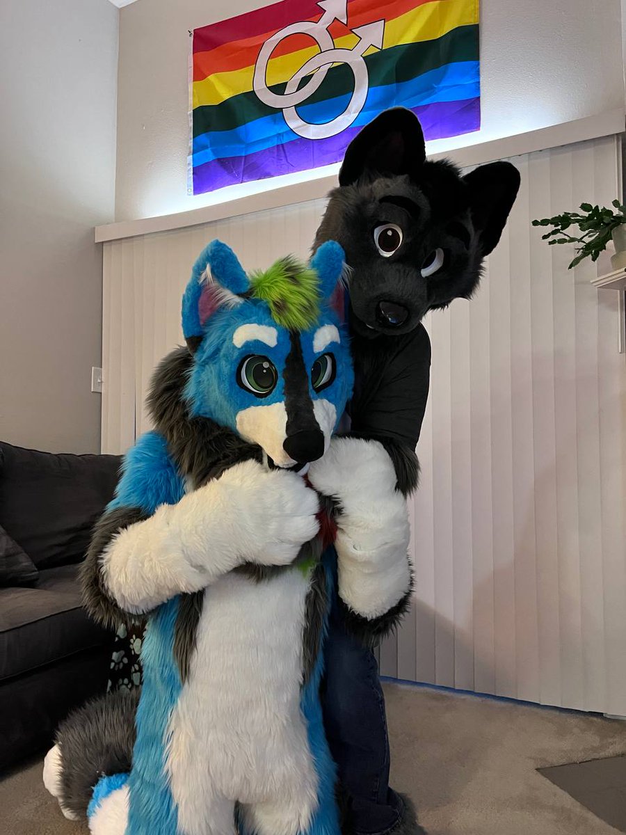 Happy #FursuitFriday!

w/ the adorable <a href="/chargerwolf87/">🐾 Charger 🐺</a>