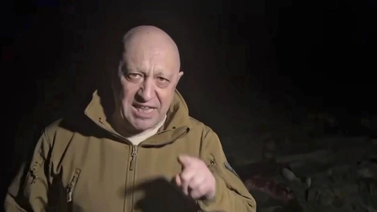 salocinuy's tweet photo. ⚡️🇷🇺 CRISIS MILITAR EN RUSIA

Prigozhin acaba de publicar otra nota de voz.  

🗣️“En este momento hemos cruzado todos los puntos fronterizos con Ucrania. Los guardias fronterizos nos saludaron y abrazaron a nuestros combatientes. Ahora estamos entrando en Rostov”, dice. "¡Si alguien se interpone en nuestro camino, lo destruiremos todo!"