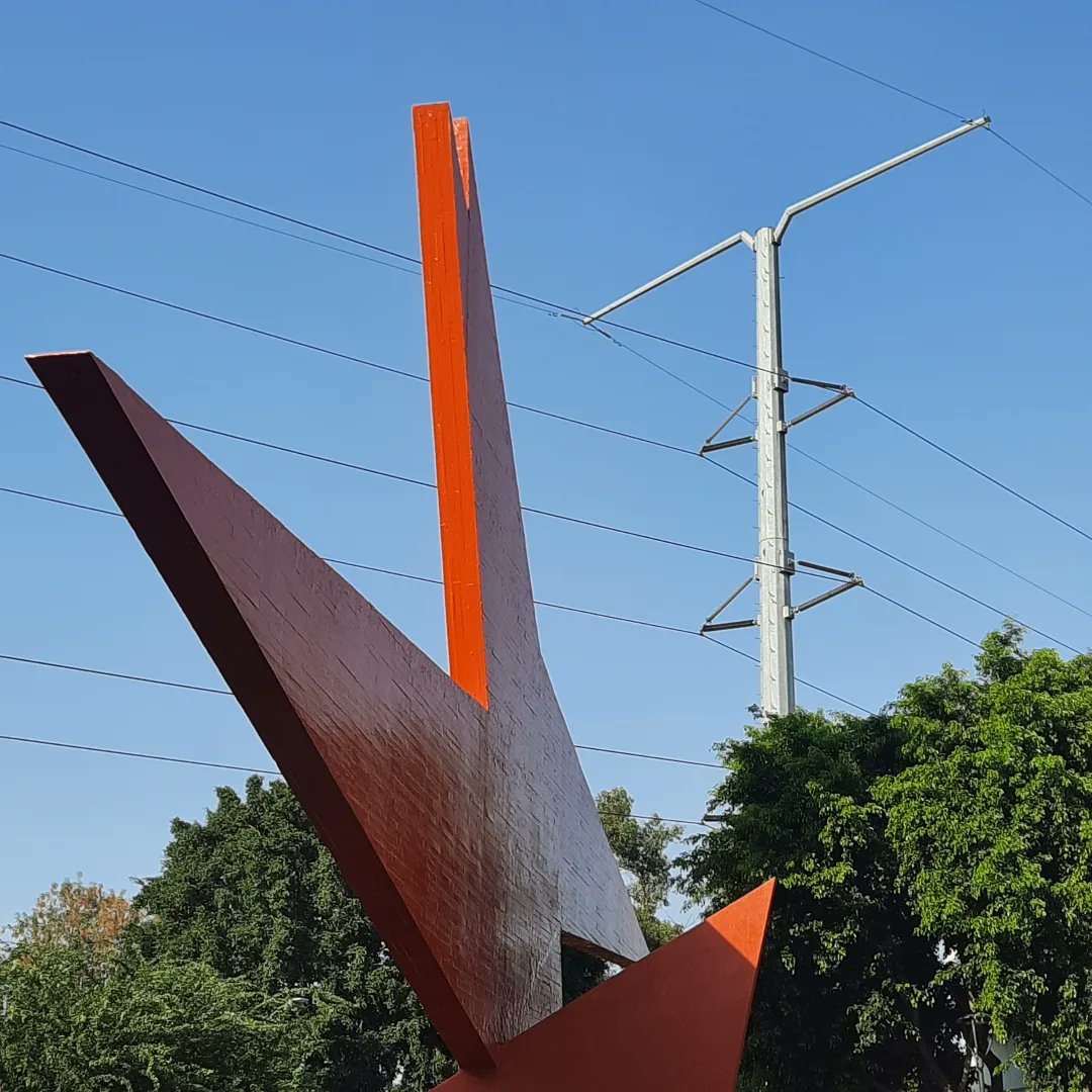 fundarqmx's tweet photo. El "pájaro de fuego" es una escultura urbana de #MathiasGoeritz que anuncia la llegada al fraccionamiento Jardines del Bosque en #guadalajara desarrollado por #LuisBarragán otro logro urbano de esta dupla, para enfatizar el acceso a un territorio que en 1957 todavía era hinóspito https://t.co/DaCaXLfghF