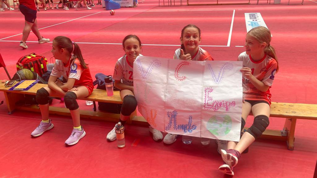 VCVoleibol's tweet photo. Gran inicio de nuestras benjamines en el campeonato de España, con dos victorias en la primera jornada y clasificados para luchar por los puestos 1 al 16. Próxima parada, este sábado a las 10:30 frente a Grupo Covadonga. #Somosvoleibol #Somosvcv https://t.co/HqytwIzLDf