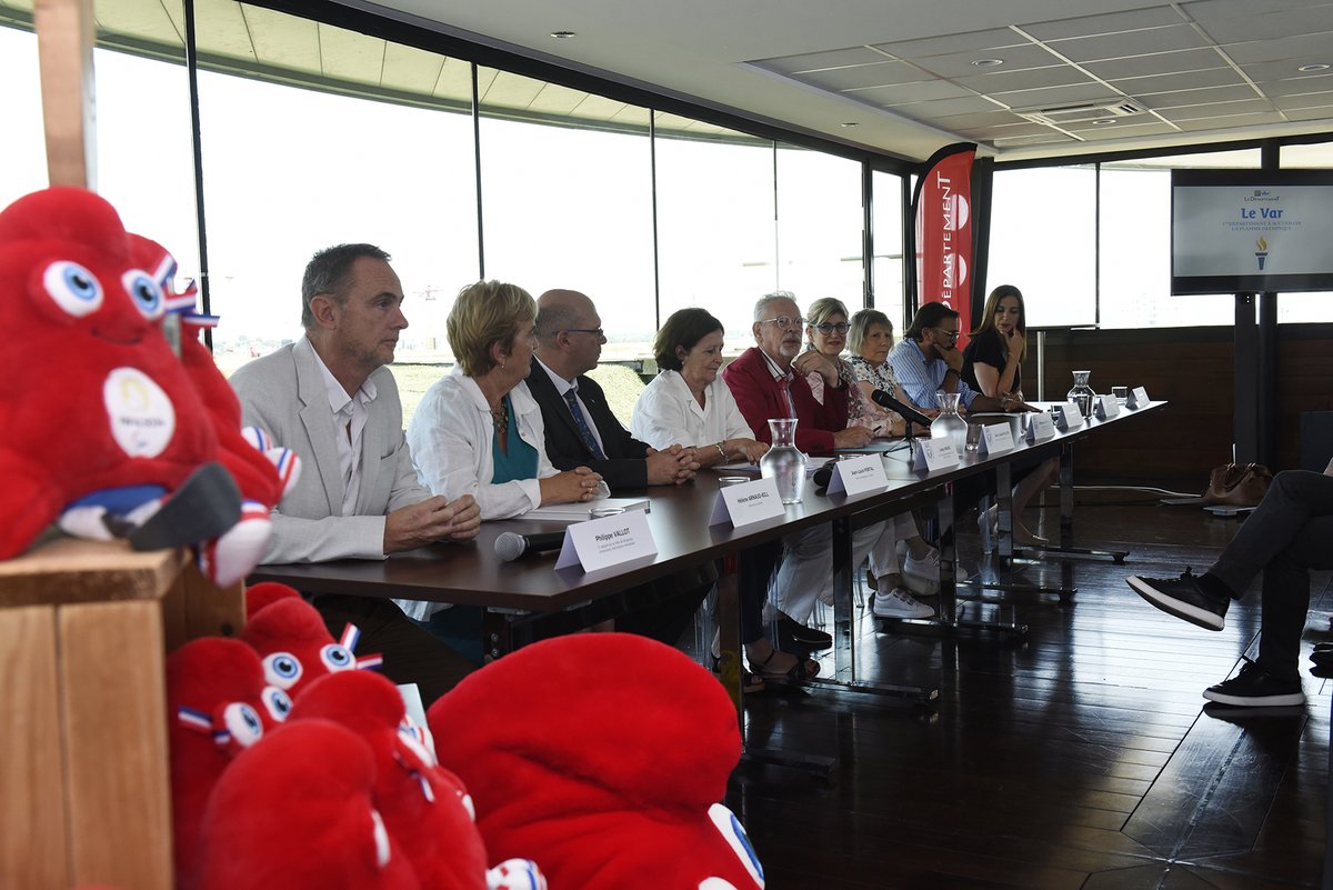 Departement_Var's tweet photo. [#sports] JL Masson, Pdt du @Departement_Var a dévoilé le parcours du passage de la #FlammeOlympique dans le #Var en 2024, en présence des élus des #communes varoises et des conseillers départementaux venus nombreux. Sans oublier les mascottes. Vive le sport! https://t.co/gafi0CFAix
