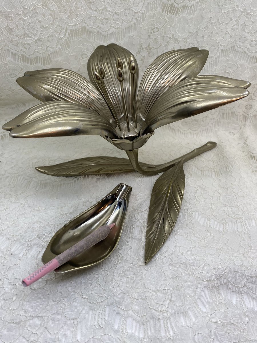PeaceRoseShephe's tweet photo. 1950s Flower Ashtray🌸 https://t.co/b0JEA07UNm