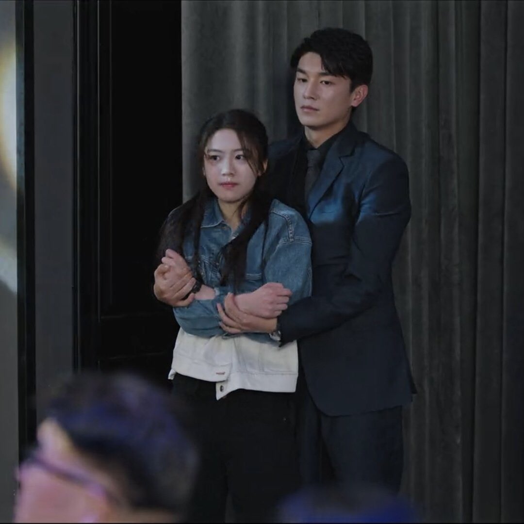 cilli_ajumma's tweet image. Avukatım diye demiyorum çok güzel sarıp sarmalıyor sevdiceğini 🫠

#LoveInTime #YangXuWen #JuliaXiang