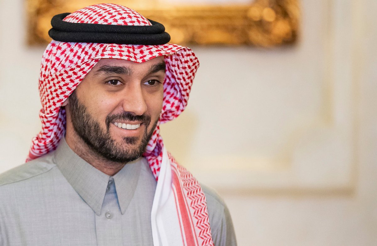 عندي سؤال يتردد لسمو وزير الرياضة. ياسمو الامير. لماذ اندية الهلال والنصر والاتحاد فيها استقرار والاهلى يتم الاقتراع على ادارته؟ اليس من الاجدار دعم ادارة وليد معاذ عام اخر حتى يتم الاستقرار.
