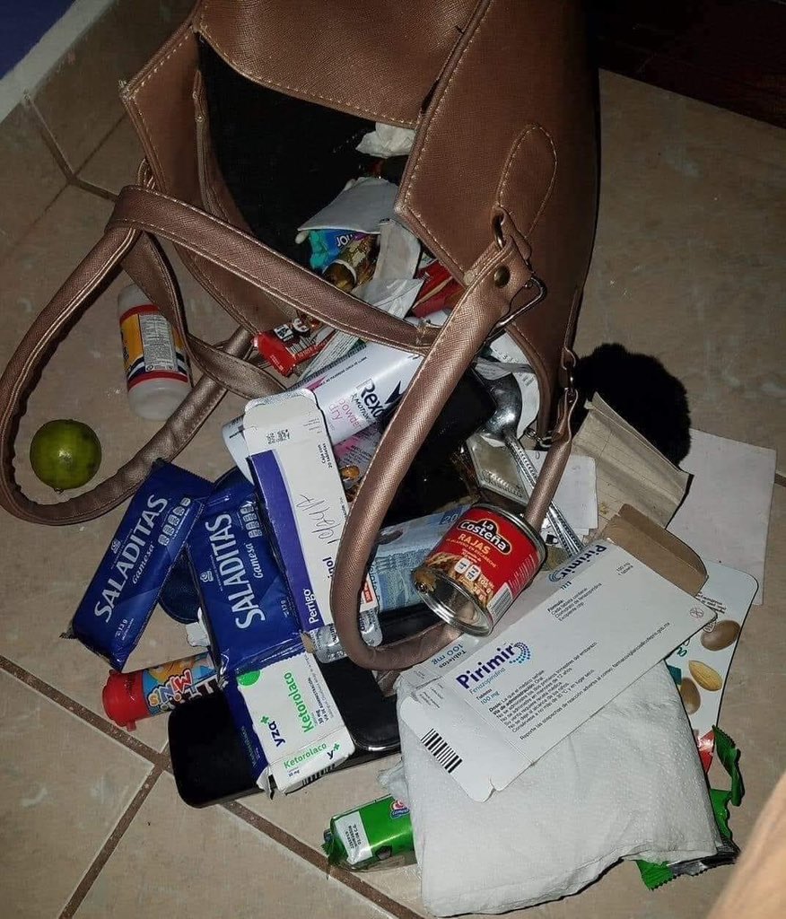 —Amiga se te cayó tu... KHEEE?