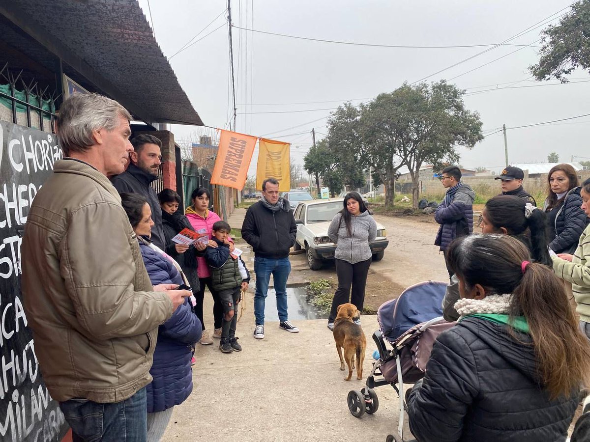 jqnblanco's tweet photo. En los barrios de Rosario nos dicen lo mismo: todo está peor que hace 4 años atrás. Con Enrique Estévez, Pablo Seghezzo y Vero Irizar escuchamos a vecinos de barrio Fontanarrosa. Piden seguridad y Estado presente. Necesitamos gobiernos comprometidos a recuperar el rumbo. https://t.co/jPIom6HkmH
