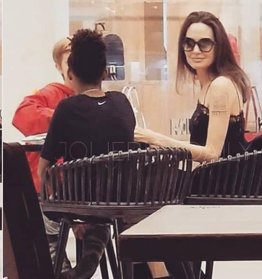 #AngelinaJolie #FlashbackFriday
February 02, 2018
Shopping with Shiloh and Zahara