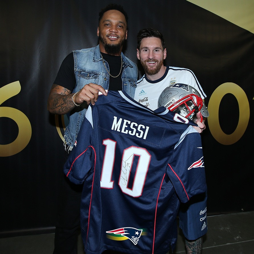 patriotsbrasil's tweet photo. Aproveitando que @TeamMessi completa hoje 36 anos de vida, vamos relembrar o momento em que o craque recebe a NOSSA camisa 10 das mãos do ex-safety Patrick Chung, durante a Copa América de 2016! ❤️💙

Feliz aniversário, Messi! 🥳 https://t.co/vT3GB55HEB