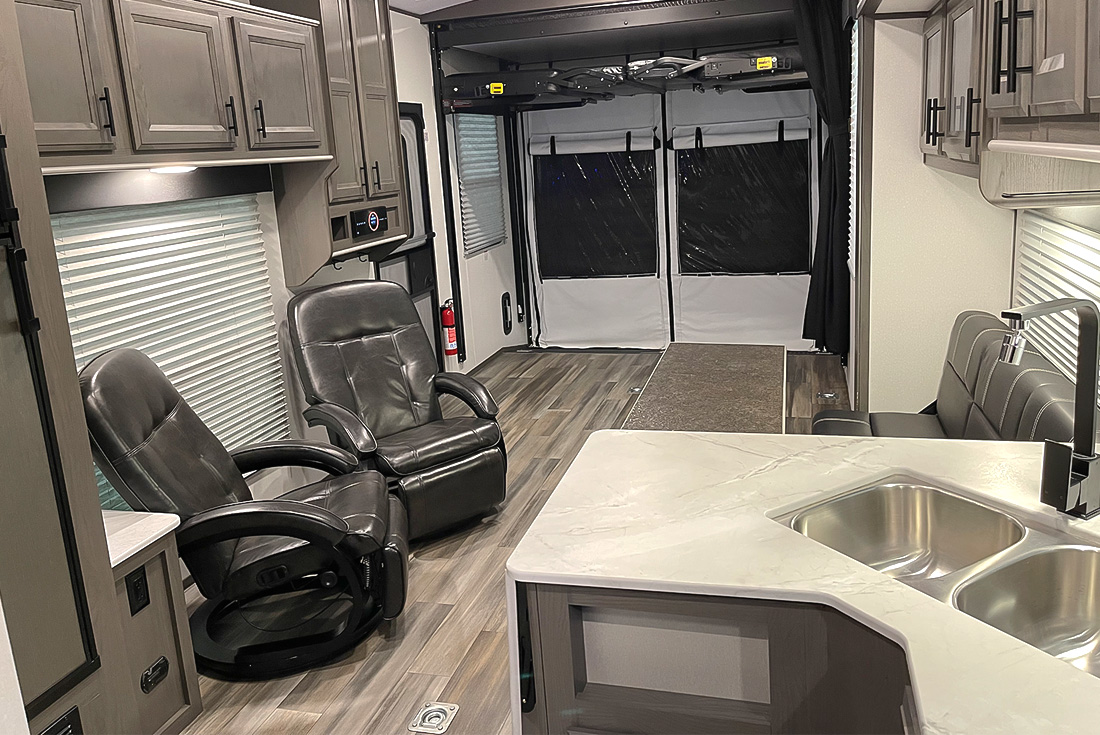SylvanLakeRV's tweet image. 🚨NEW INVENTORY ALERT🚨
Introducing the 2021 Heartland Fuel F-305 – the ultimate travel trailer toy hauler that will fuel your adventures with non-stop excitement!

sylvanlakerv.com/listings/2021-…

#PreOwnedRV #RVforsale #reddeeralberta #traveltrailer #toyhauler