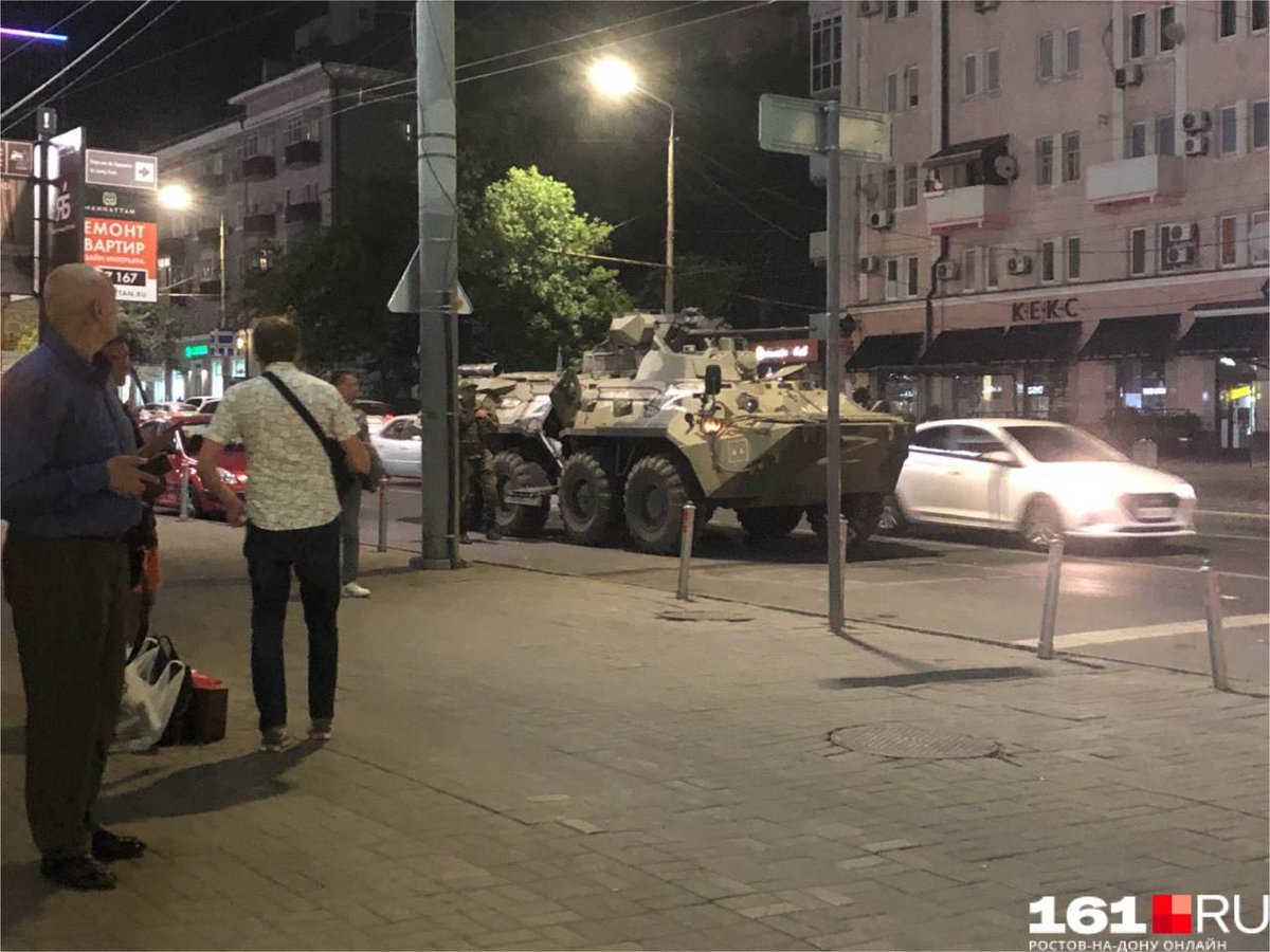 Footage published by local media appeared to show military and police vehicles in the center of the southern city of Rostov-on-Don, where Prigozhin claimed Defense Minister Sergei Shoigu is located. More live updates: themoscowtimes.com/2023/06/23/pri…