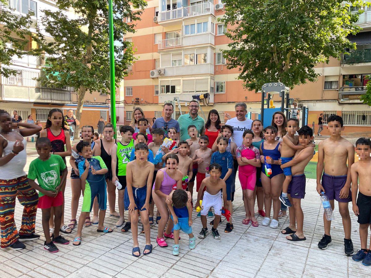PSOEdeParla's tweet photo. Hoy ha sido un gran viernes!😃🌹

Con el alcalde de #Parla, @Ramonjurado, y nuestros concejales/as, hoy hemos estado junto a la AV La Granja en su gran fiesta del Agua con muchos vecinos y vecinas 💦🤩

HILO 🧵👇🏻

#DefiendeParla https://t.co/z0qTHPBsmu