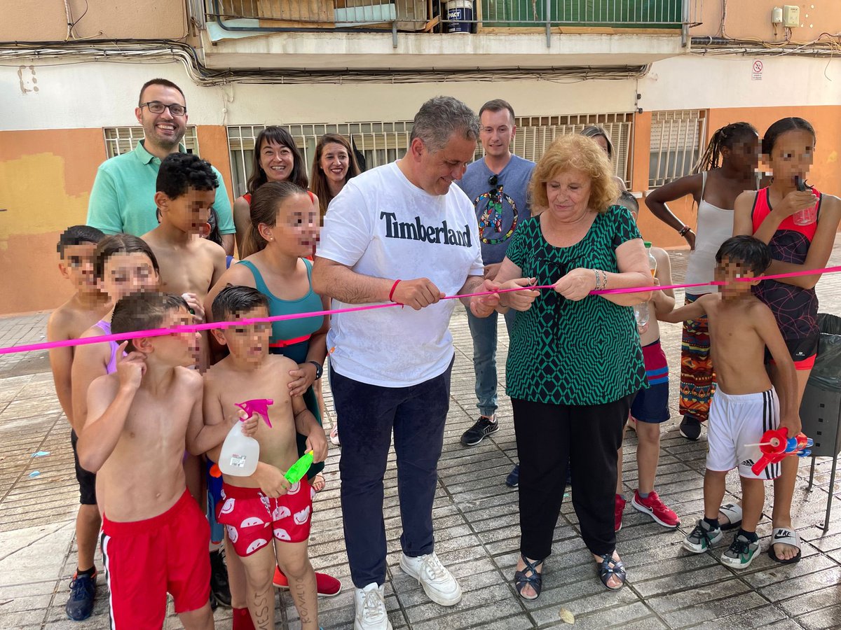 PSOEdeParla's tweet photo. Hoy ha sido un gran viernes!😃🌹

Con el alcalde de #Parla, @Ramonjurado, y nuestros concejales/as, hoy hemos estado junto a la AV La Granja en su gran fiesta del Agua con muchos vecinos y vecinas 💦🤩

HILO 🧵👇🏻

#DefiendeParla https://t.co/z0qTHPBsmu