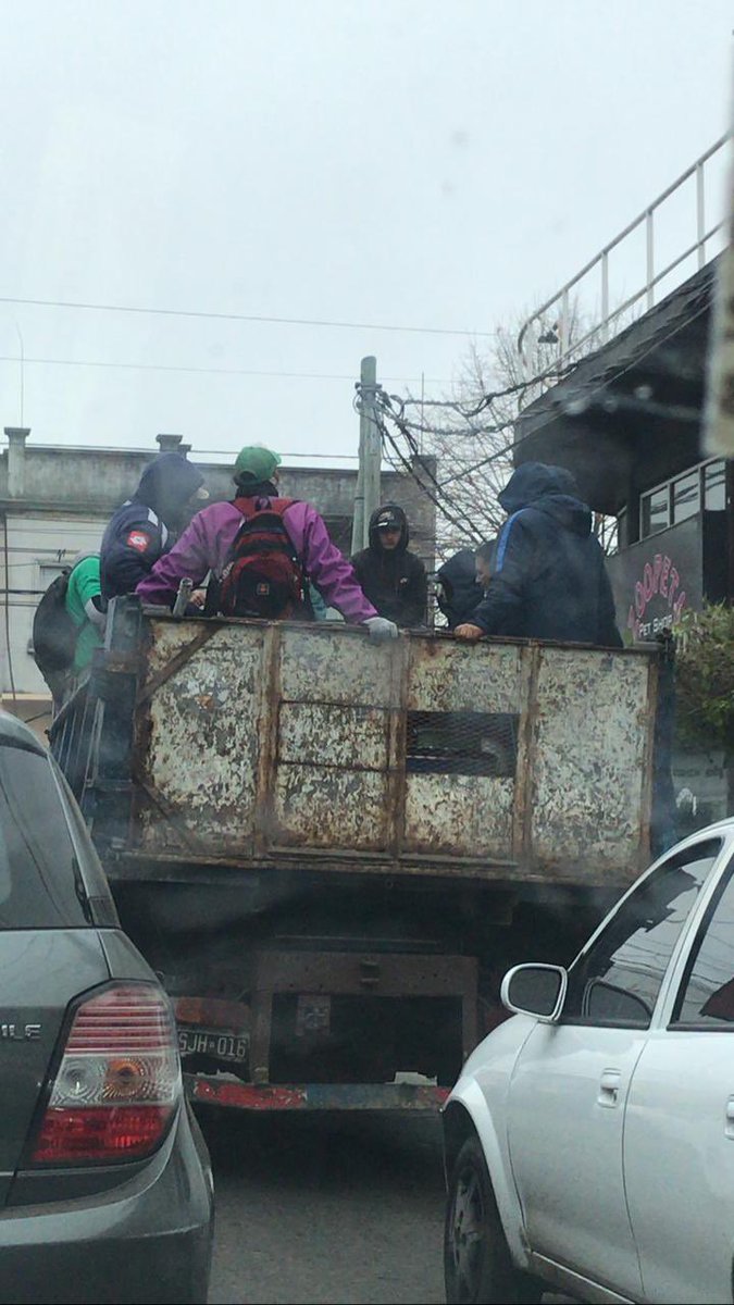 martitanvd's tweet photo. @gaspodestefano @mayrasmendoza @alegandulfo @QuilmesMuni Este se les paso! O teniendo cámaras se le permite igual circular porque son munipas? https://t.co/3UdJjeVgGY