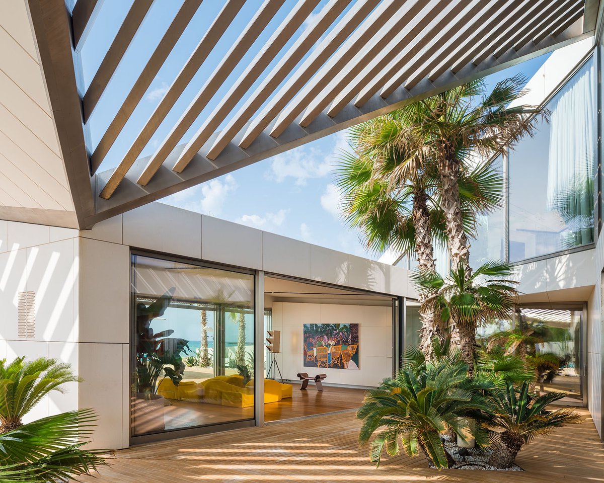 Arqenblanco's tweet photo. Villa Papillon - WORKac 
Imagen: Miguel de Guzmán 
________________________________
#villapapillon #workac #migueldeguzman #batroun #libano #arquitecturalibano #arquitecturaenblanco #arquitectura #architecture #architectureinwhite #design https://t.co/qaWtE2ZkGa