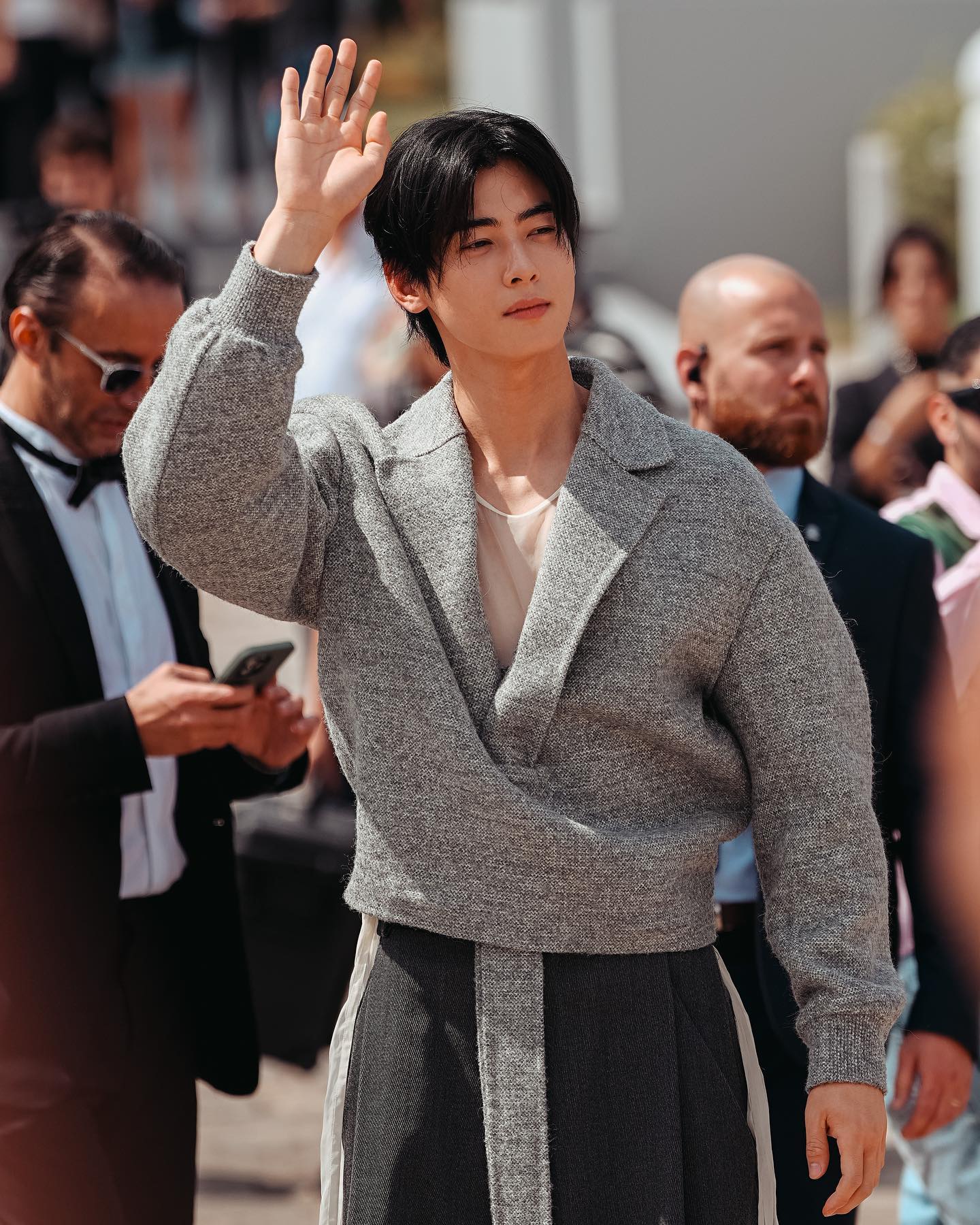 You all are foolin' no one”: Netizens defend Cha Eun-woo pulling off Dior's  outfit in latest Summer 2024 fashion event