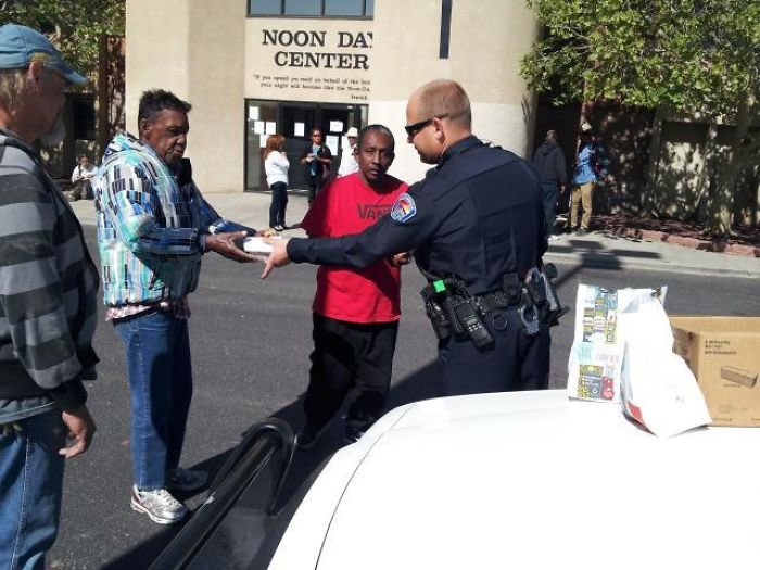 This officer decided to buy meals for the homeless with his own salary.