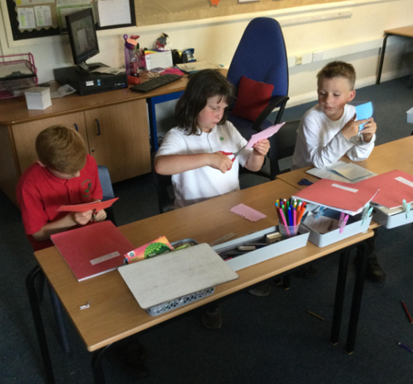 CockfieldPrima1's tweet photo. Wearable Technology Class 3 have had a busy afternoon in DT. The children have designed and created an E-Pouch for a Micro-Bit to fit inside. They will be able to take their pouches home next week. Another great unit from @kapowprimary https://t.co/i3gCQPbDmg
