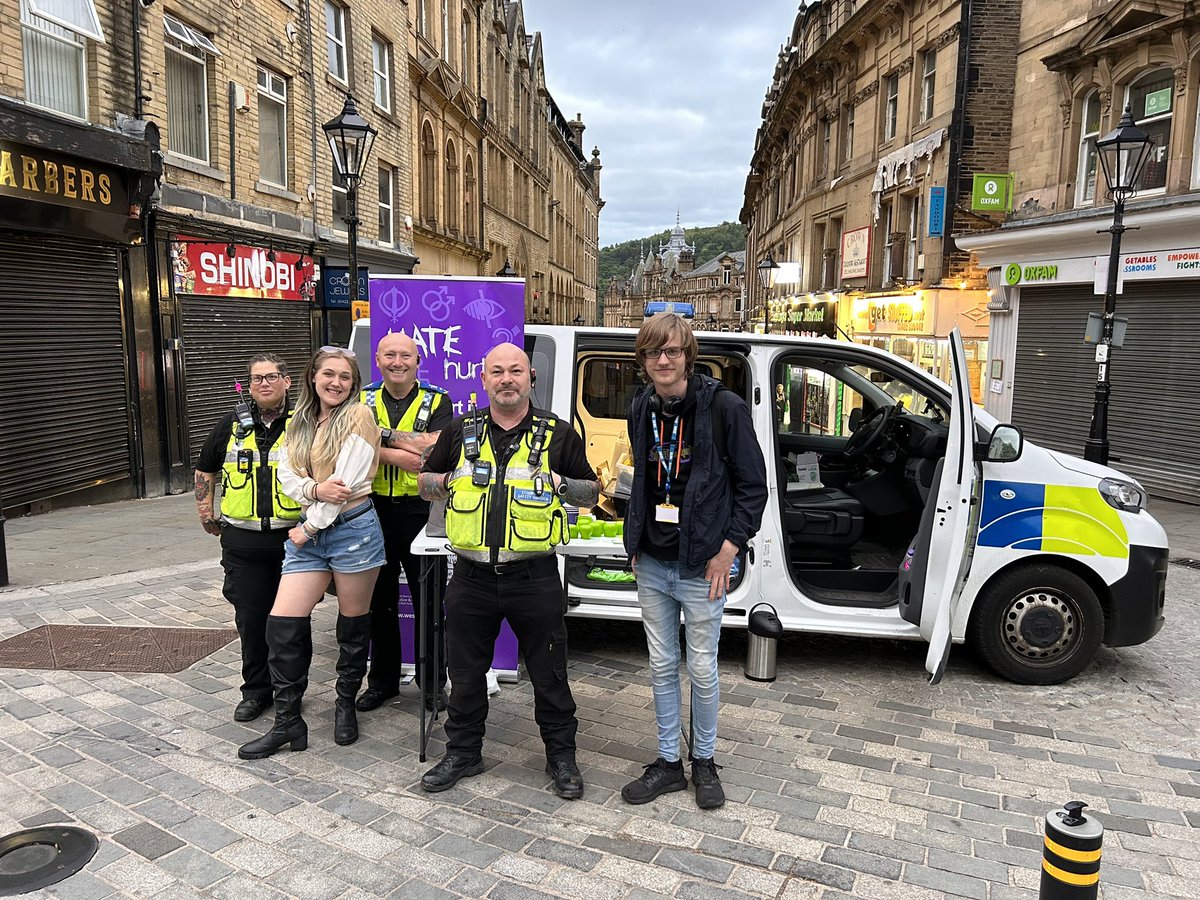 Team 5 liaising with @WYP_Halifax at S.W.A.N (Safer Women At Night) located in Halifax town centre this evening. #SaferCalderdale