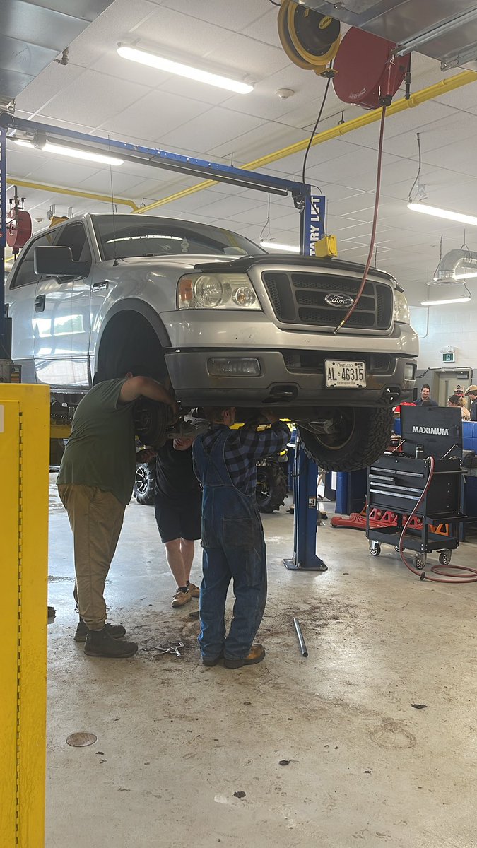 Twin Tech Auto right down to the last minute - 4WD actuators on this 05 F150 on the last day of new Learning. @SCDSB_Schools @SCDSB_SHSM @Ms_J_Richardson