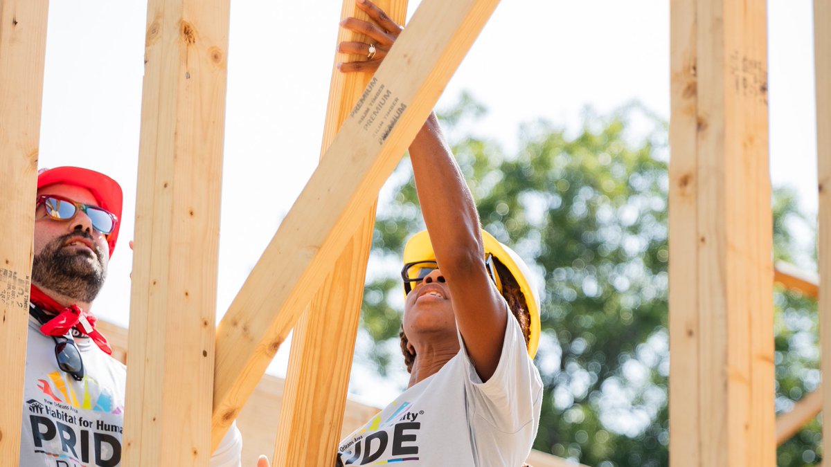 Saints and Pelicans squad at the Pride Build for @HabitatNOLA 🫡

#BeAnAlly #PrideMonth