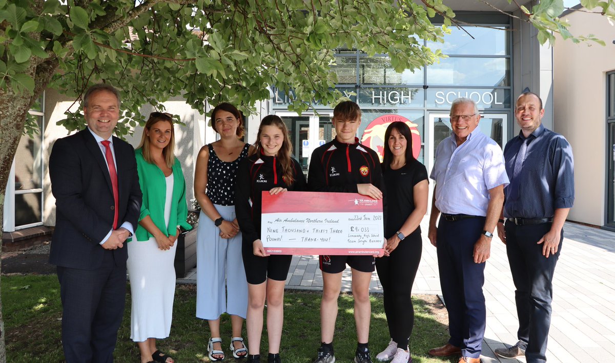 carolinesmyth80's tweet image. Yesterday we had the pleasure of handing over our cheque to Ian @AirAmbulanceNI for £9,033. Thanks  to @limavadyhigh and Team Smyth Runners who all helped us raise this fantastic amount taking part in the @belfastcitymarathon. We couldn’t have done it without you all.❤️🚁