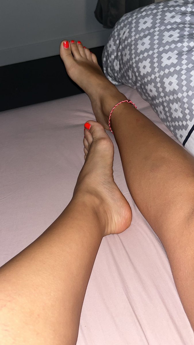 Aux pieds. Cb à la bouche. Bouffon.
