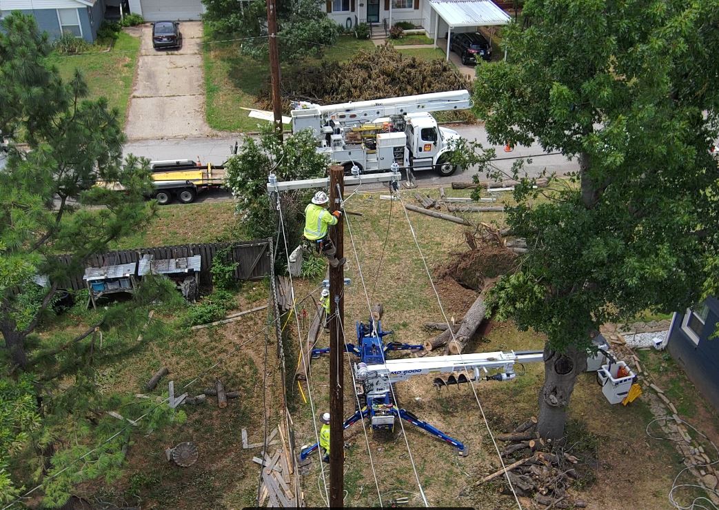 Crews are working hard to restore power across the Tulsa area, including near 21st and Yale. #ThankALineworker #PSOklahoma