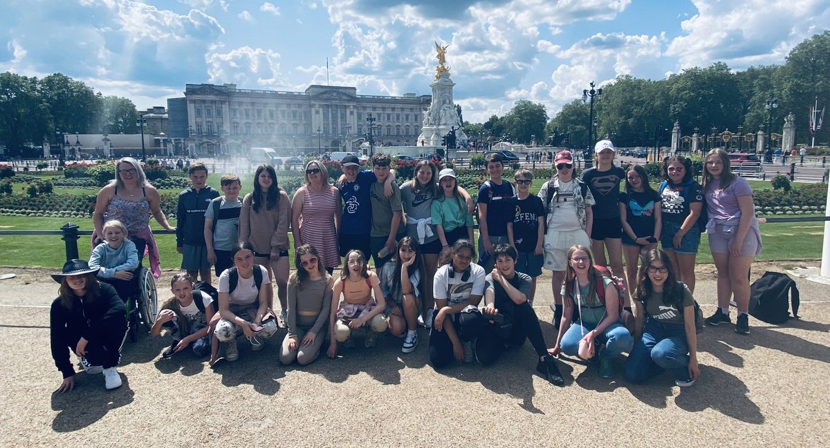 English students are out on a trip to the Globe this week. Stopping off for some sightseeing.