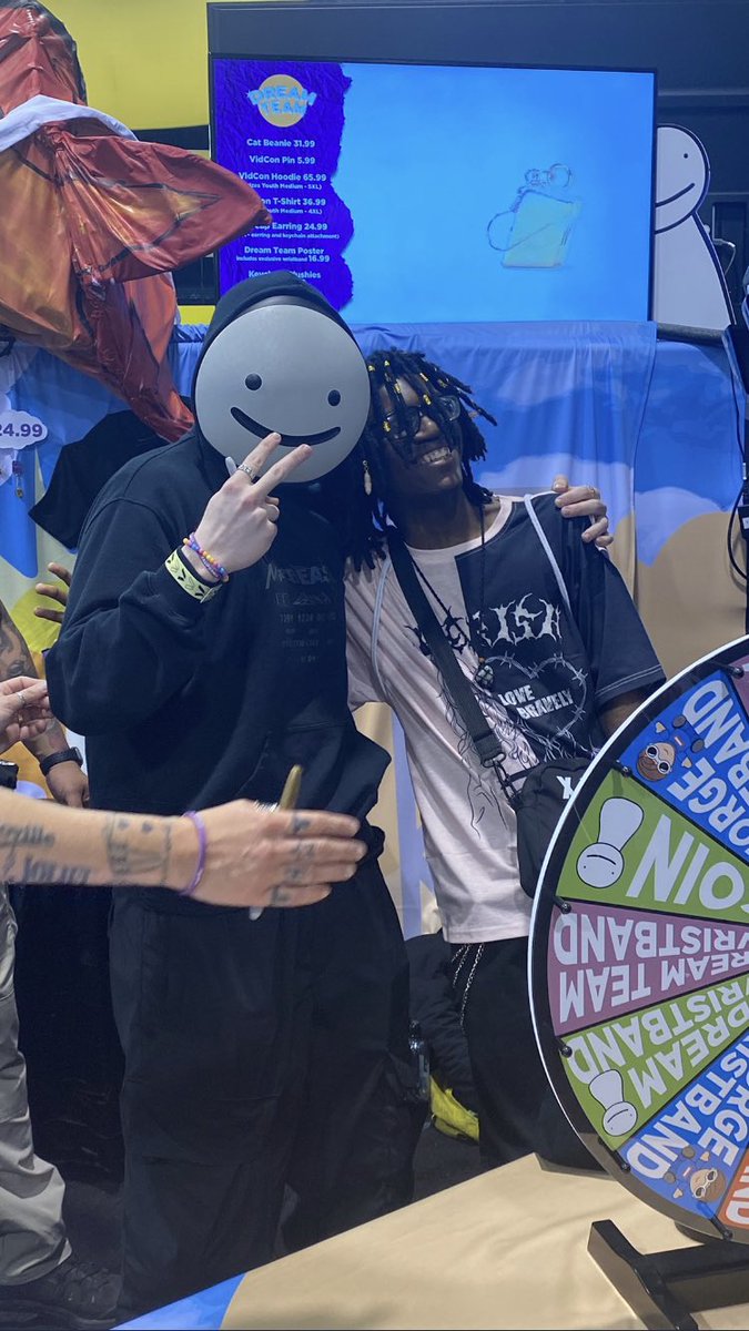 venuswhxre's tweet image. LUCID DREAM MEETUP
(he let me behind the booth)