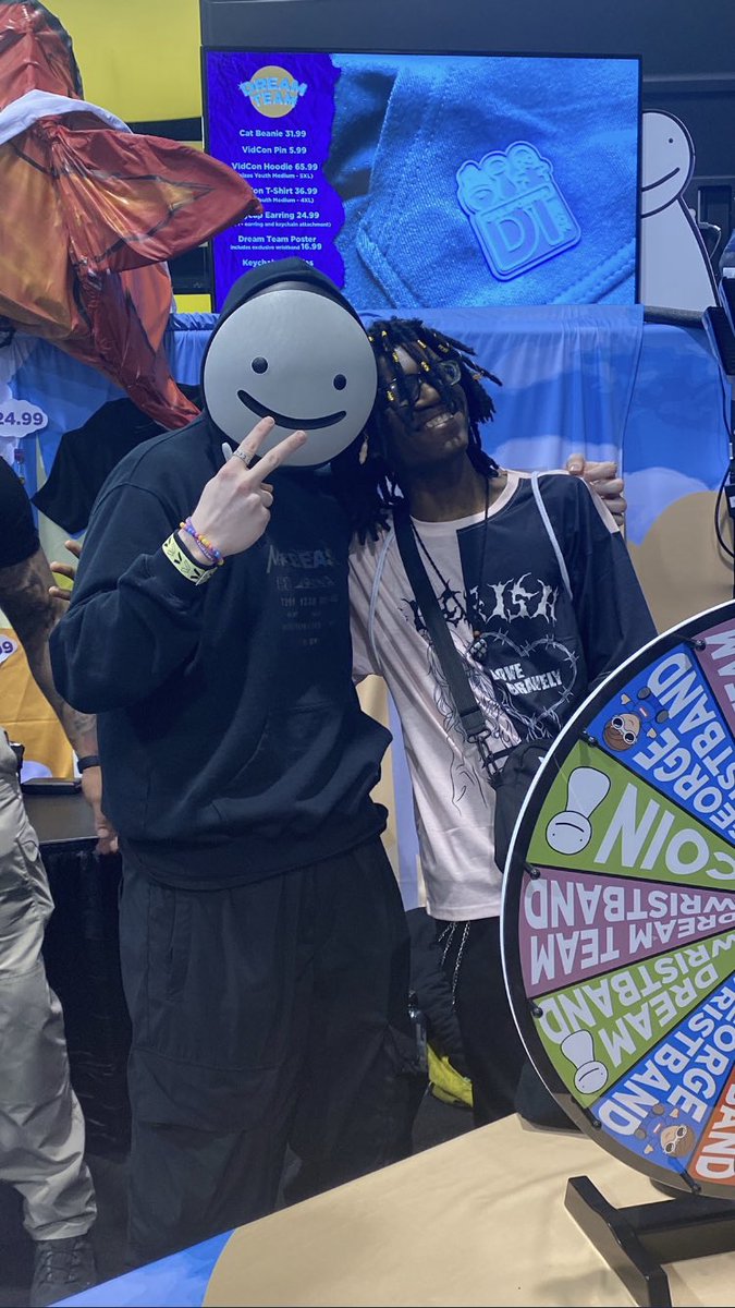 venuswhxre's tweet image. LUCID DREAM MEETUP
(he let me behind the booth)