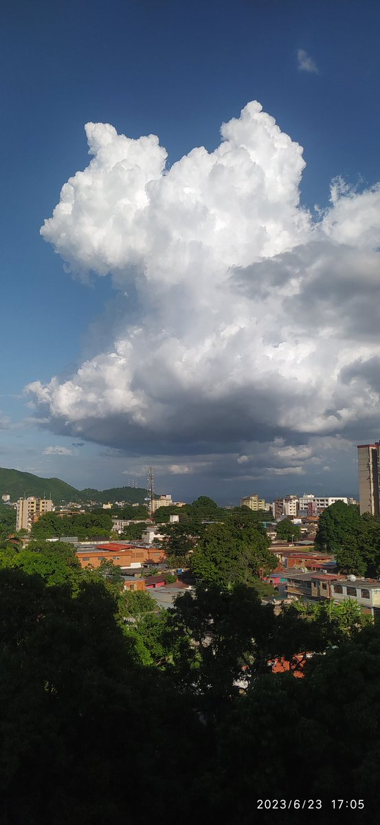 indiraamr's tweet photo. @Meteovargas Desde el norte de Valencia se visualiza está enorme nube. Será que va a llover 🌦️ https://t.co/02W2wMJOey