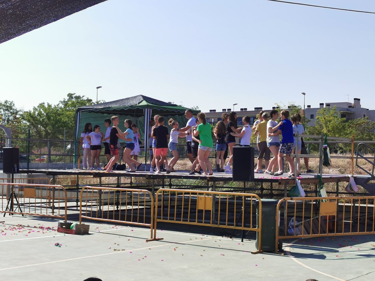 OSsencur's tweet image. 7.dan smo se pridružili španskim učencem na zaključnem praznovanju ob koncu šol. leta. Tudi mi smo se predstavili s plesom. Zaplesali smo v ritmu polke in za ta ples navdušili tudi španske učence. Prireditev se je zaključila v barvah mavrice. #Cmepius #ErasmusPlus #OsSencur